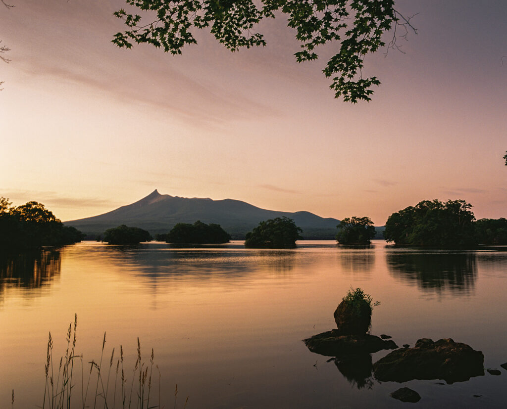 mount-komagatake-lake-sunset-reflection-hokkaido